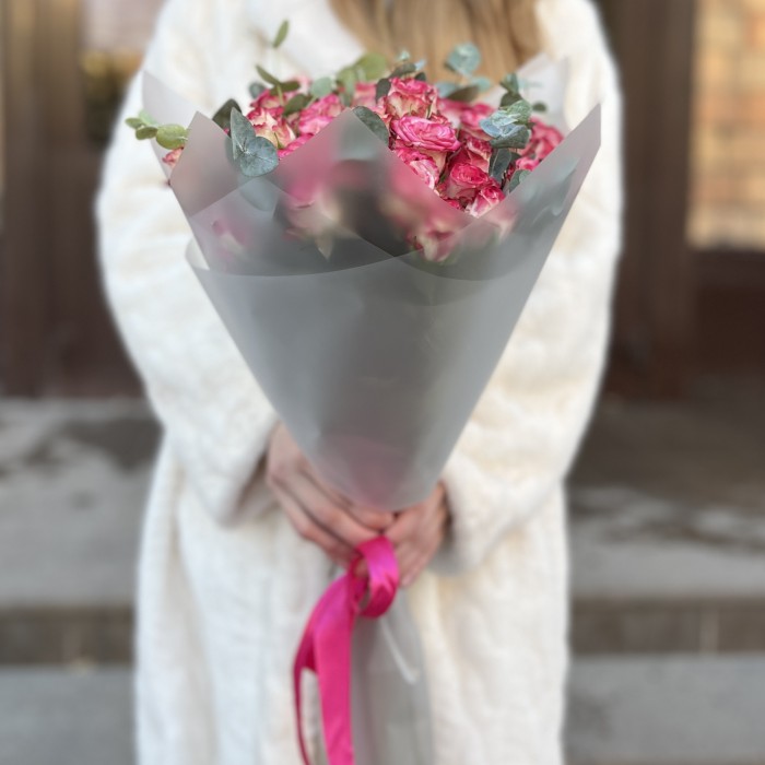 11 кустовых пионовидных роз Сансет мэджик 60 см с эвкалиптом